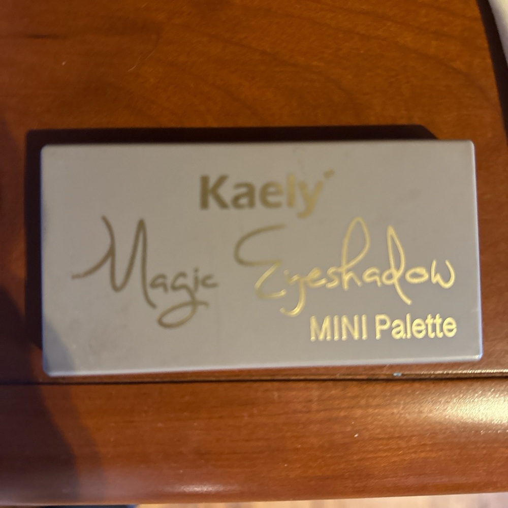 Kaely Magic Eyeshadow Mini Palette